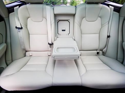 Used 2022 Volvo XC60 B5 Momentum w/ Advanced Package image 26