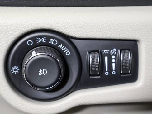 Used 2024 Chrysler Pacifica Limited FWD image 46