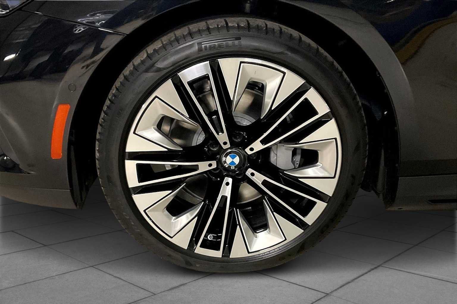 Used 2026 BMW i5 eDrive40 w/ Premium Package RWD image 11