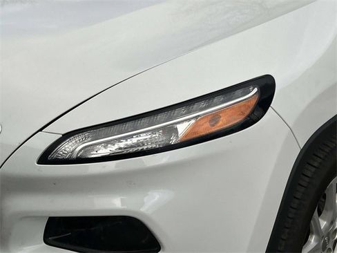 Used 2017 Jeep Cherokee Sport image 8