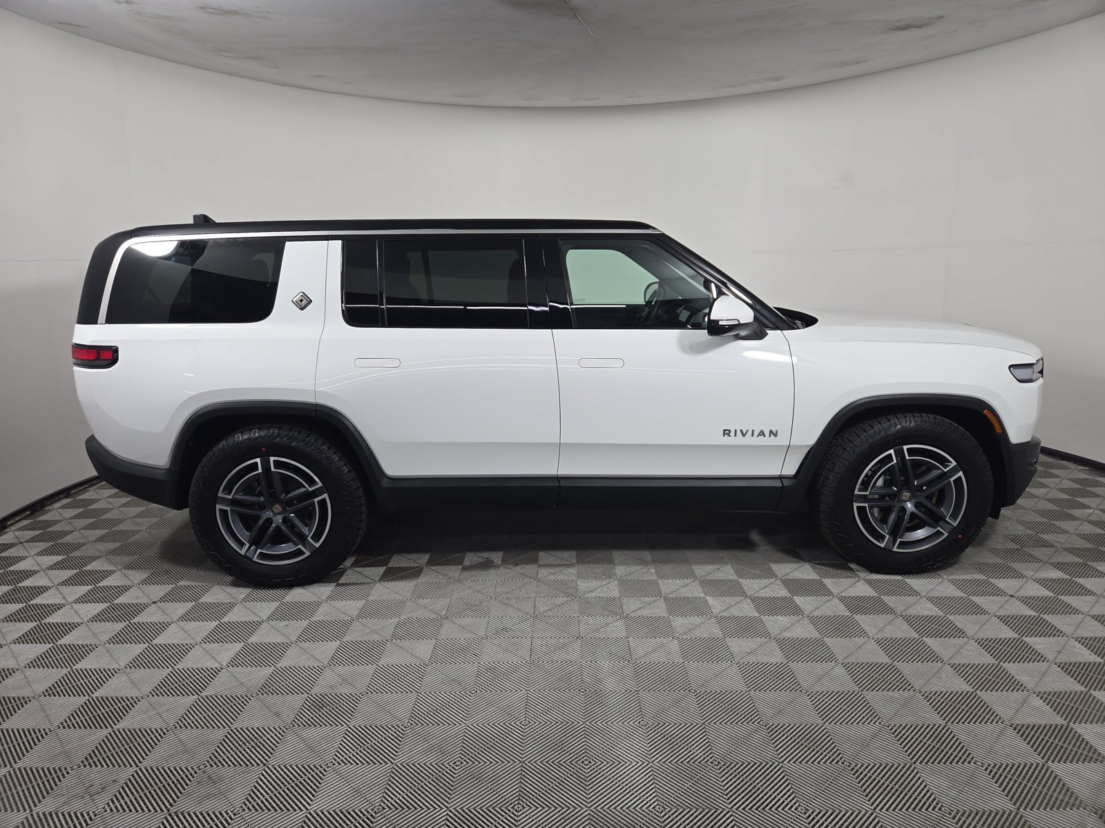 Used 2025 Rivian R1S Adventure Dual AWD/4WD image 6