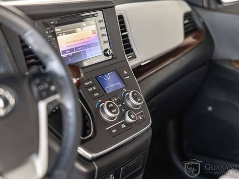 Used 2019 Toyota Sienna Limited image 21