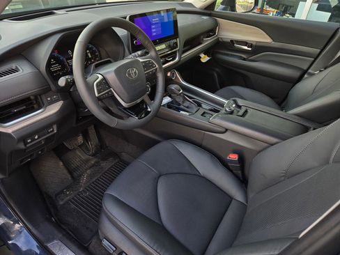 Certified 2026 Toyota Grand Highlander Platinum image 8