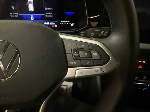 Certified 2025 Volkswagen Jetta SE w/ Sunroof Package image 30