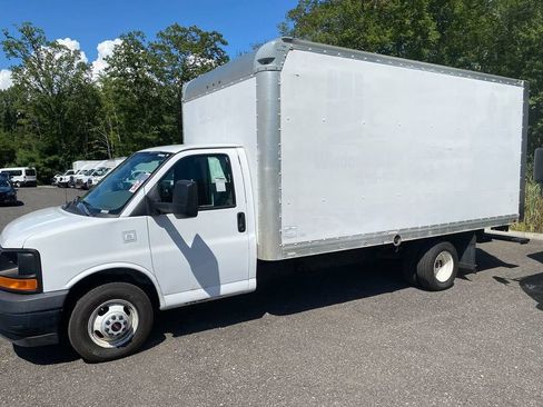 Used 2017 GMC Savana 3500 Extended RWD image 6