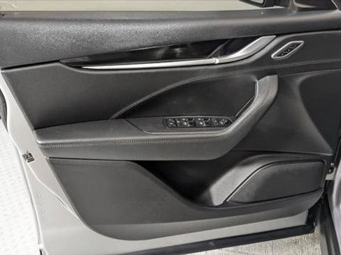 Used 2018 Maserati Levante image 13