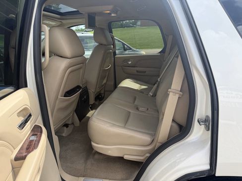 Used 2013 Cadillac Escalade Luxury AWD/4WD image 16