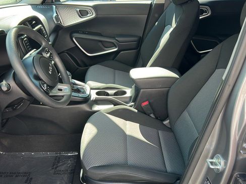 Used 2023 Kia Soul LX image 15