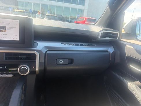 Used 2025 Toyota Tacoma SR5 AWD/4WD image 5