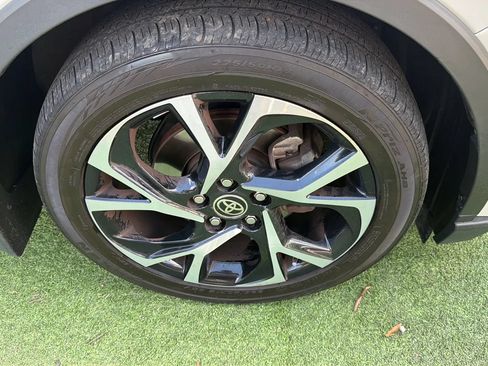Used 2020 Toyota C-HR XLE FWD image 25