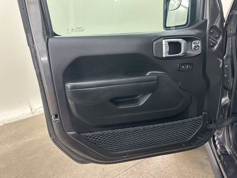 Used 2025 Jeep Gladiator Nighthawk image 32