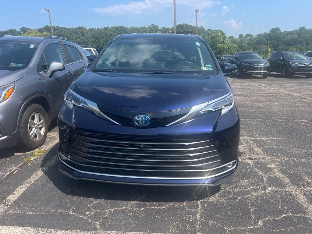 Used 2021 Toyota Sienna Platinum AWD/4WD image 2
