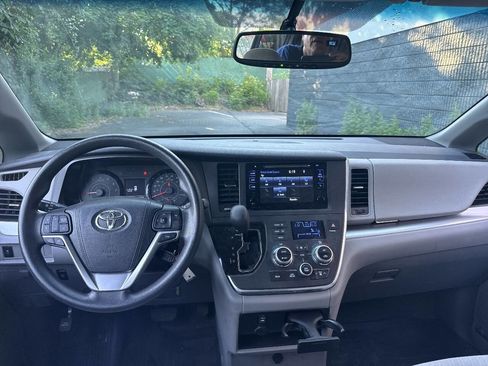 Used 2017 Toyota Sienna LE AWD/4WD image 13