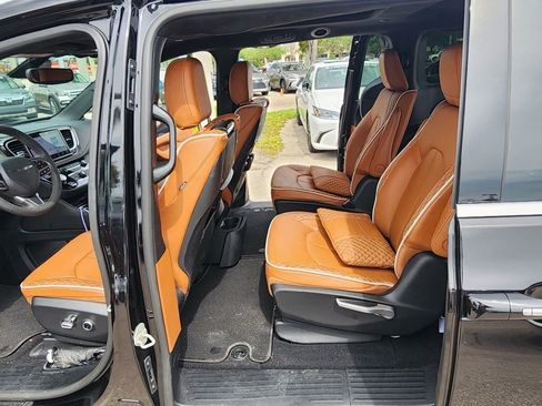 Used 2024 Chrysler Pacifica Pinnacle w/ Trailer Tow Group FWD image 14