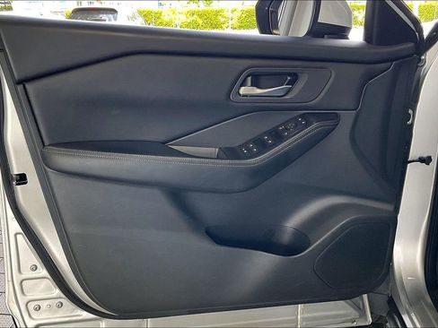 Used 2025 Nissan Rogue SV FWD image 2