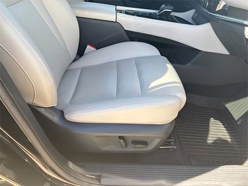 Used 2023 Nissan Rogue SL w/ SL Premium Package image 12