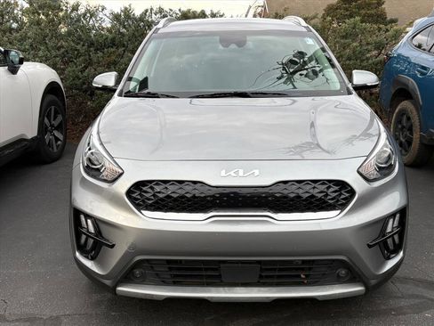 Used 2022 Kia Niro EX image 2
