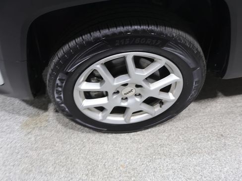 Used 2023 Jeep Renegade Latitude AWD/4WD image 8