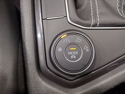 Certified 2024 Volkswagen Tiguan SE image 33