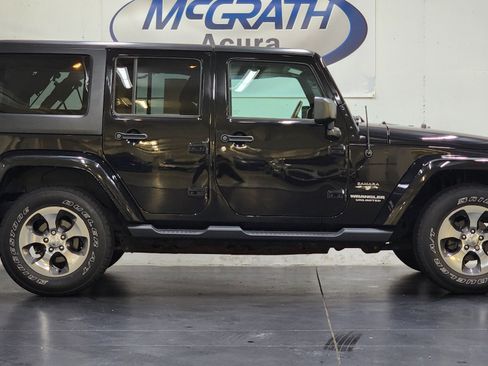 Used 2017 Jeep Wrangler Unlimited Sahara w/ Connectivity Group AWD/4WD image 3
