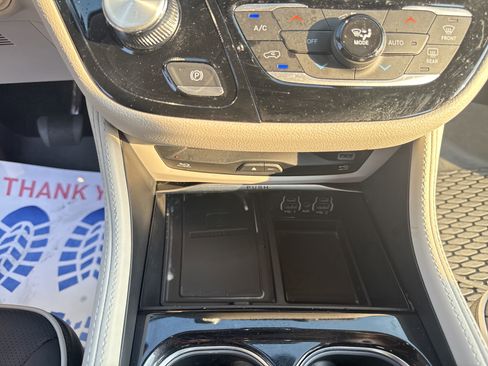 Used 2024 Chrysler Pacifica Limited w/ Uconnect Theater Family Group image 26