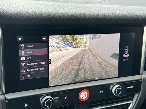 Certified 2025 Porsche Macan AWD/4WD image 22
