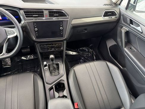 Certified 2024 Volkswagen Tiguan SE FWD image 28