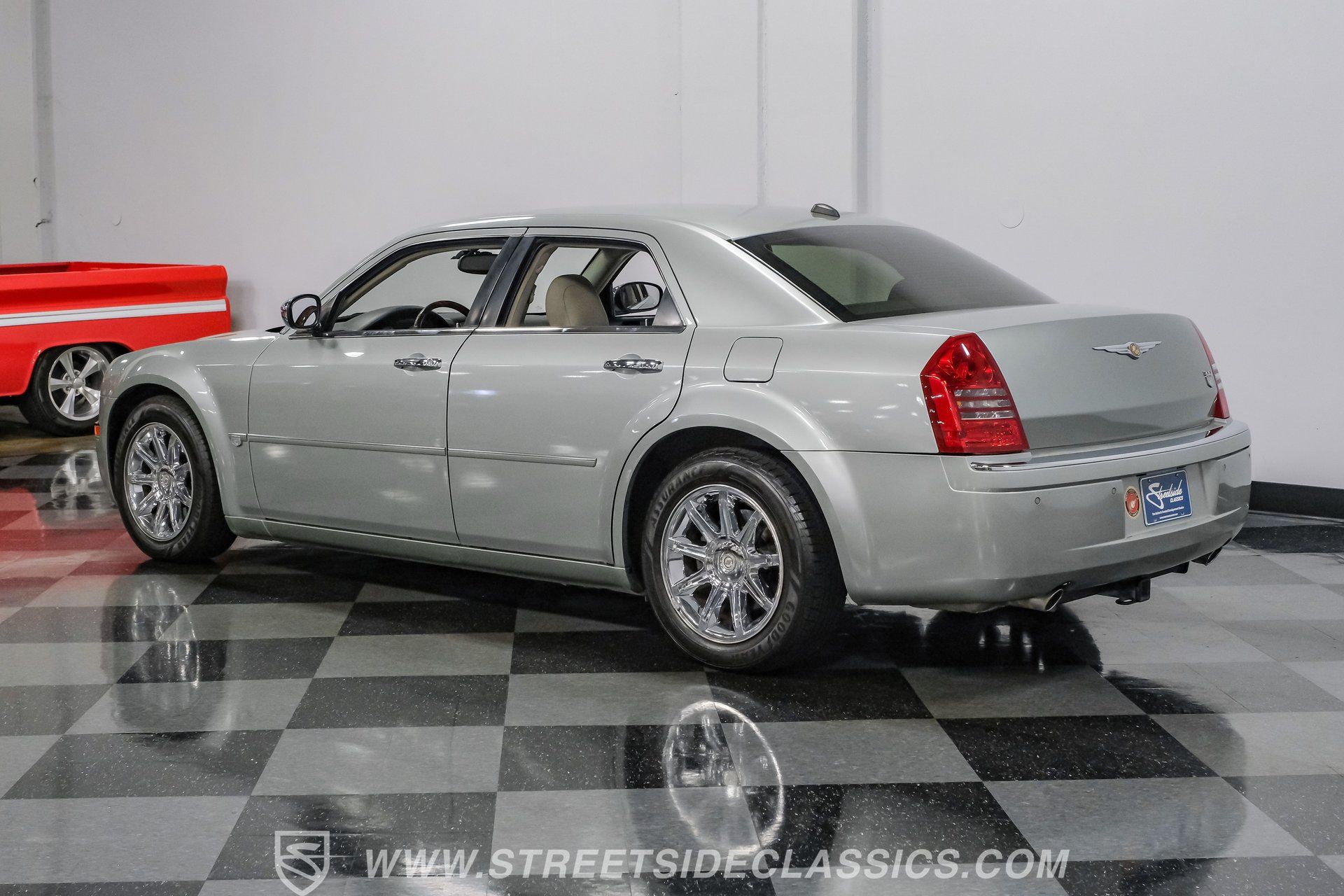 Used 2005 Chrysler 300 C w/ Navigation & Sound Group II RWD image 8