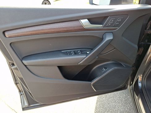 Used 2021 Audi Q5 Premium image 13