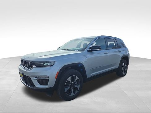 Used 2025 Jeep Grand Cherokee Limited 4xe w/ Trailer Tow Package AWD/4WD image 31