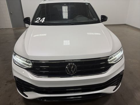 Certified 2024 Volkswagen Tiguan SE R-Line AWD/4WD image 37