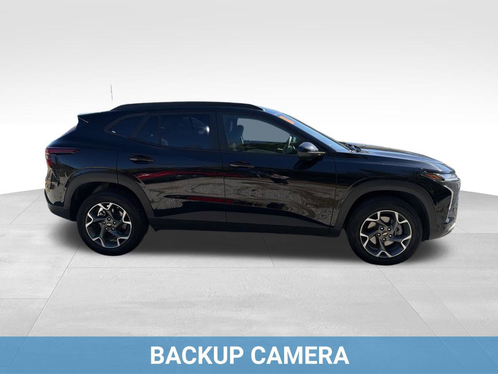 Used 2025 Chevrolet Trax LT FWD image 12