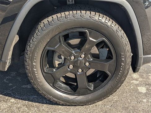 Used 2018 Jeep Grand Cherokee Laredo image 9