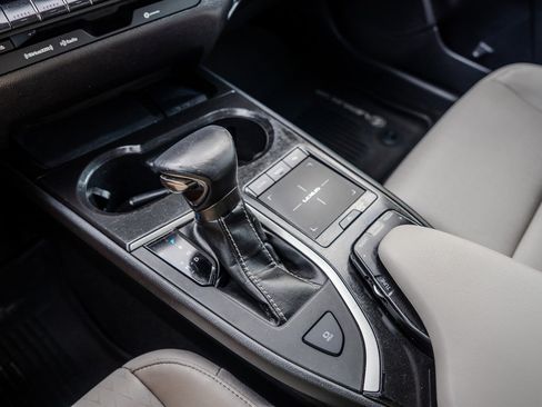 Used 2019 Lexus UX 200 FWD image 22