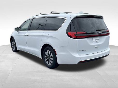 Used 2021 Chrysler Pacifica Touring-L image 6
