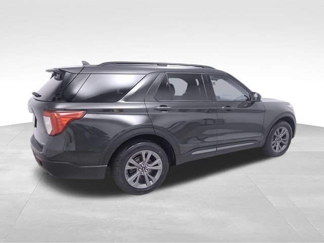 Used 2023 Ford Explorer XLT w/ Equipment Group 202A AWD/4WD image 4