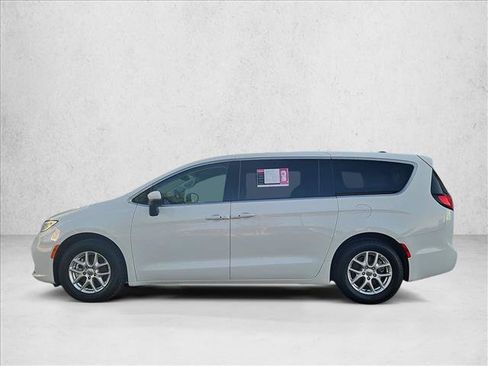 Used 2023 Chrysler Pacifica Touring-L FWD image 9