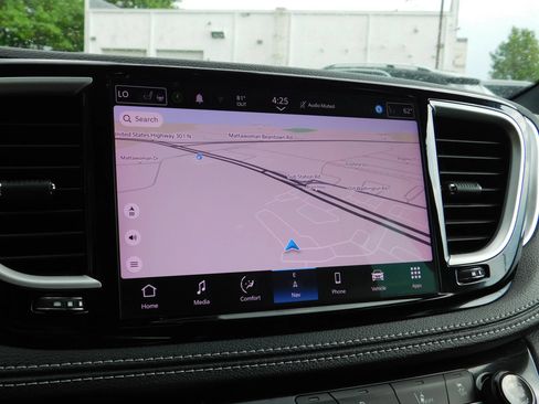 Used 2023 Chrysler Pacifica Touring-L w/ Uconnect Theater Family Group FWD image 20