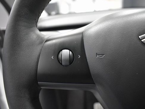 Used 2022 Tesla Model Y Performance image 27