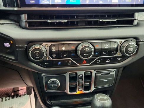 Used 2025 Jeep Wrangler Unlimited Sahara w/ Safety Group image 17