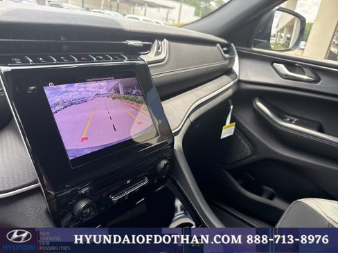 Used 2025 Jeep Grand Cherokee Laredo RWD image 9