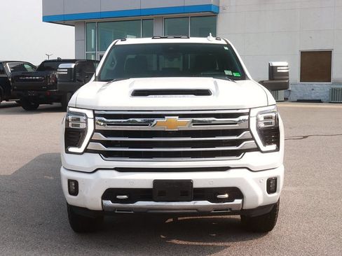 Used 2024 Chevrolet Silverado 2500 High Country w/ Technology Package AWD/4WD image 2