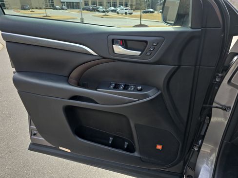 Used 2018 Toyota Highlander Limited image 29