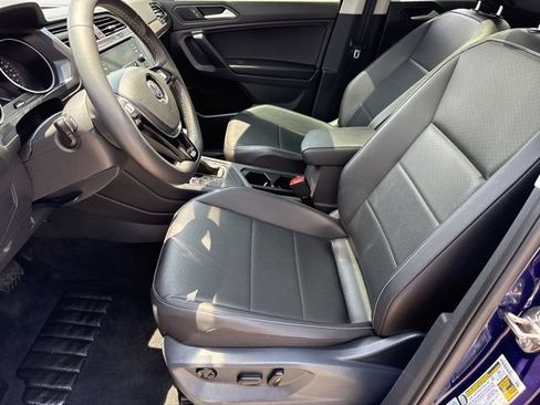 Used 2021 Volkswagen Tiguan SE w/ Panoramic Sunroof Package FWD image 9