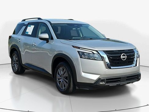 Used 2024 Nissan Pathfinder SV FWD image 3
