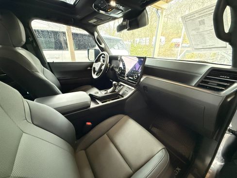 Used 2025 Lexus GX 550 w/ Accessory Package (2T) AWD/4WD image 16