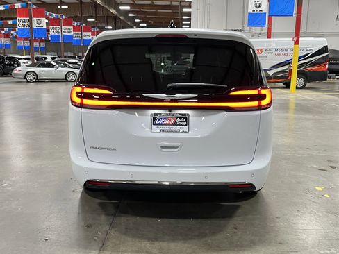 New 2026 Chrysler Pacifica Select FWD image 4