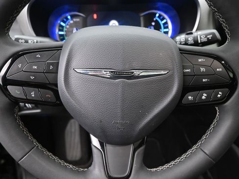 Used 2023 Chrysler Pacifica Limited w/ S Appearance Package image 18