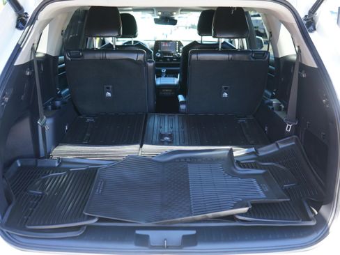 Used 2022 Toyota Highlander XLE AWD/4WD image 25