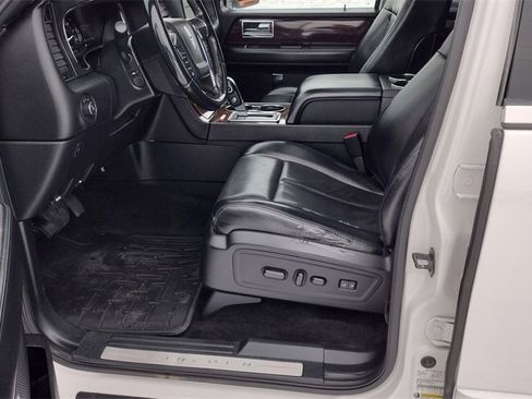 Used 2017 Lincoln Navigator Select image 12